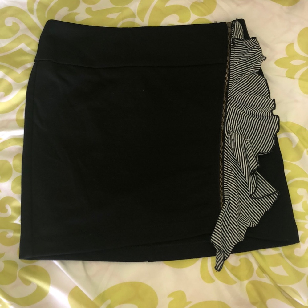 🌸Black Mini Pencil Skirt w/ Ruffle